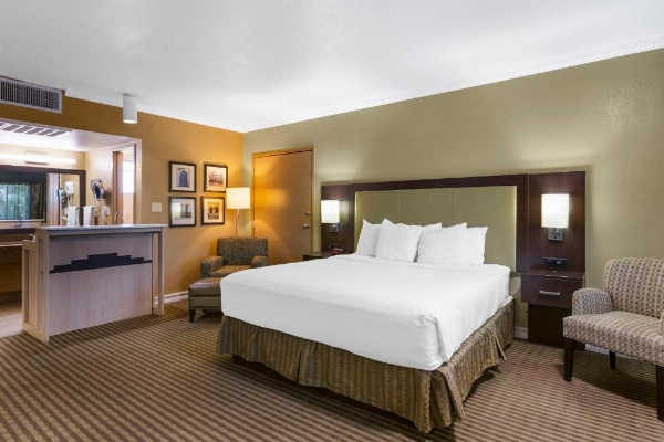 Best Western Royal Sun Inn & Suites image 12