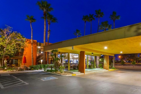 Best Western Royal Sun Inn & Suites image 9